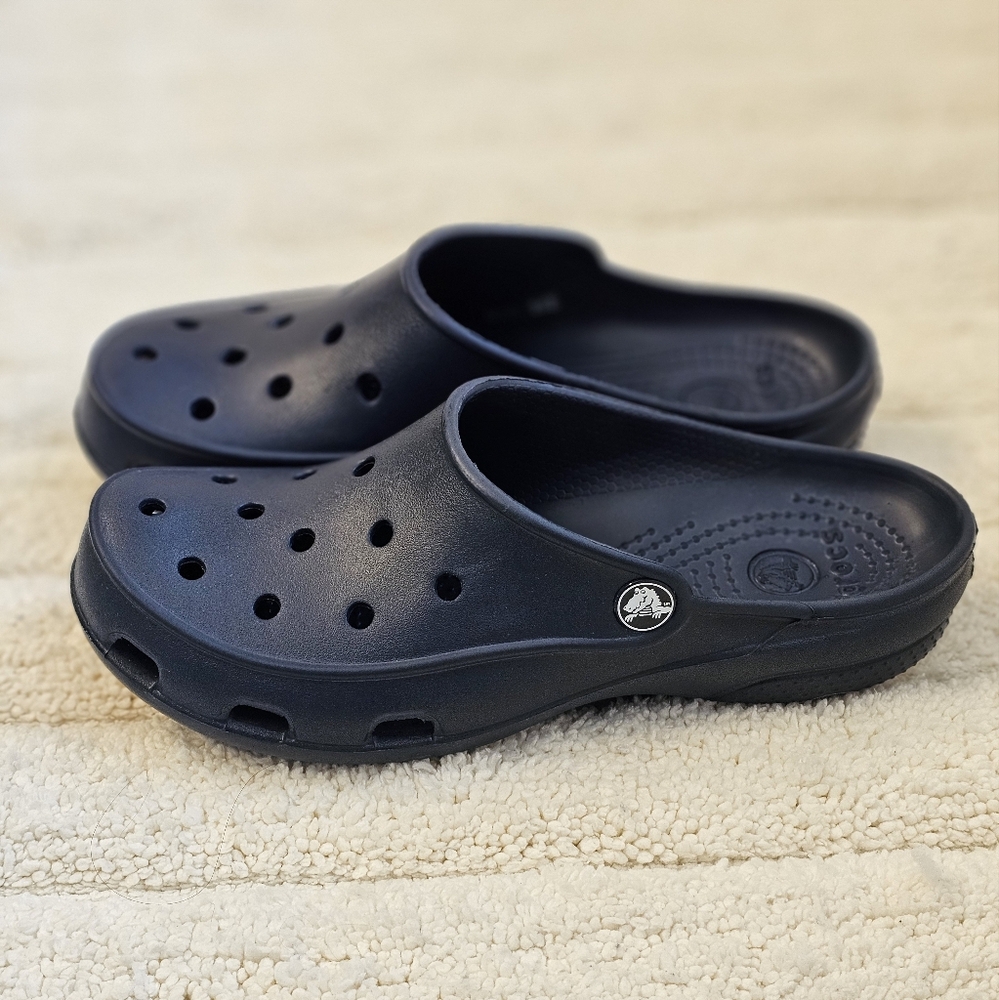Womens Freesail Crocs Navy Blue Size 6 Brand New